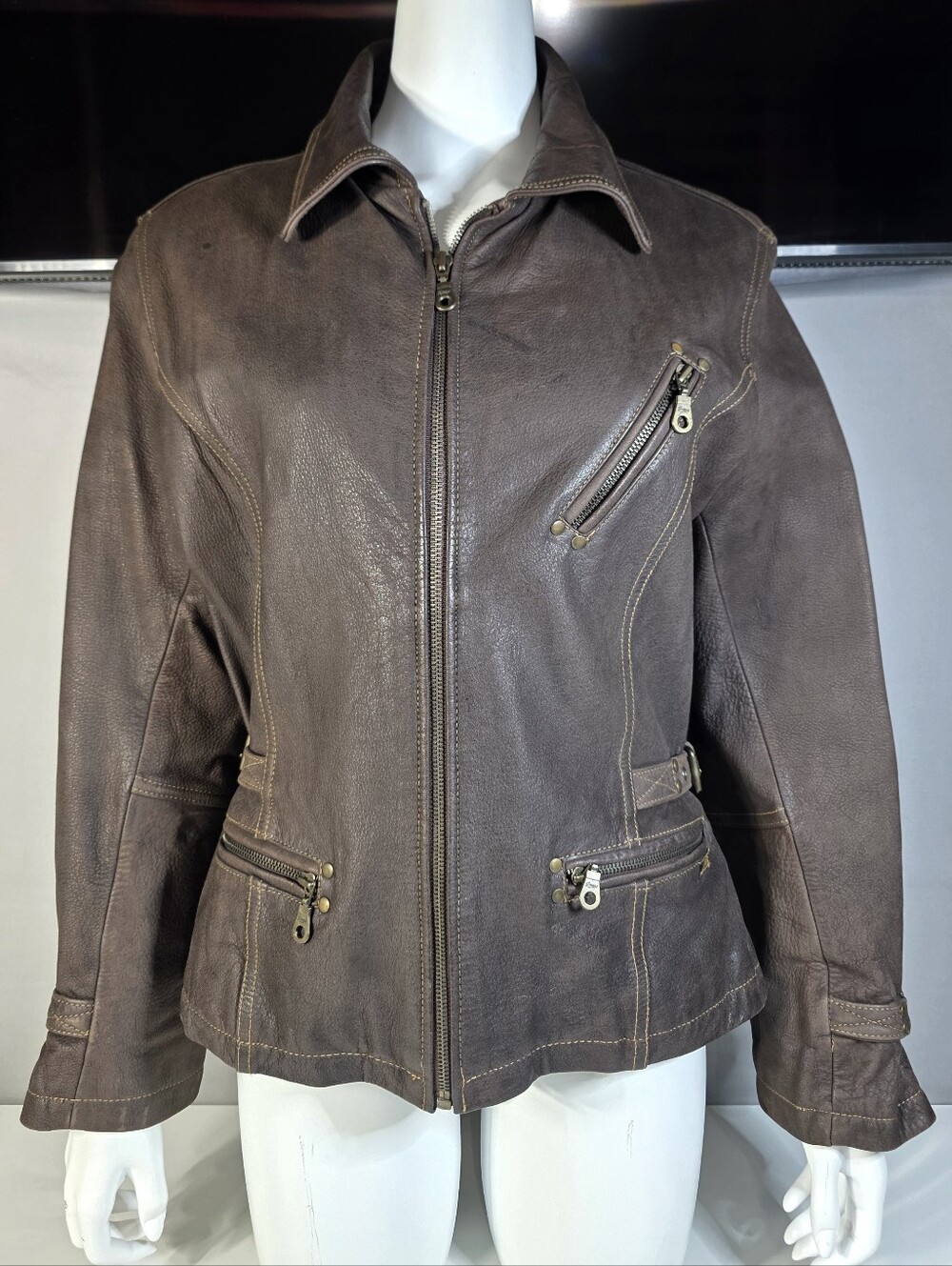 Vintage Guess Genuine Leather motorcycle-style biker jacket Size Medium